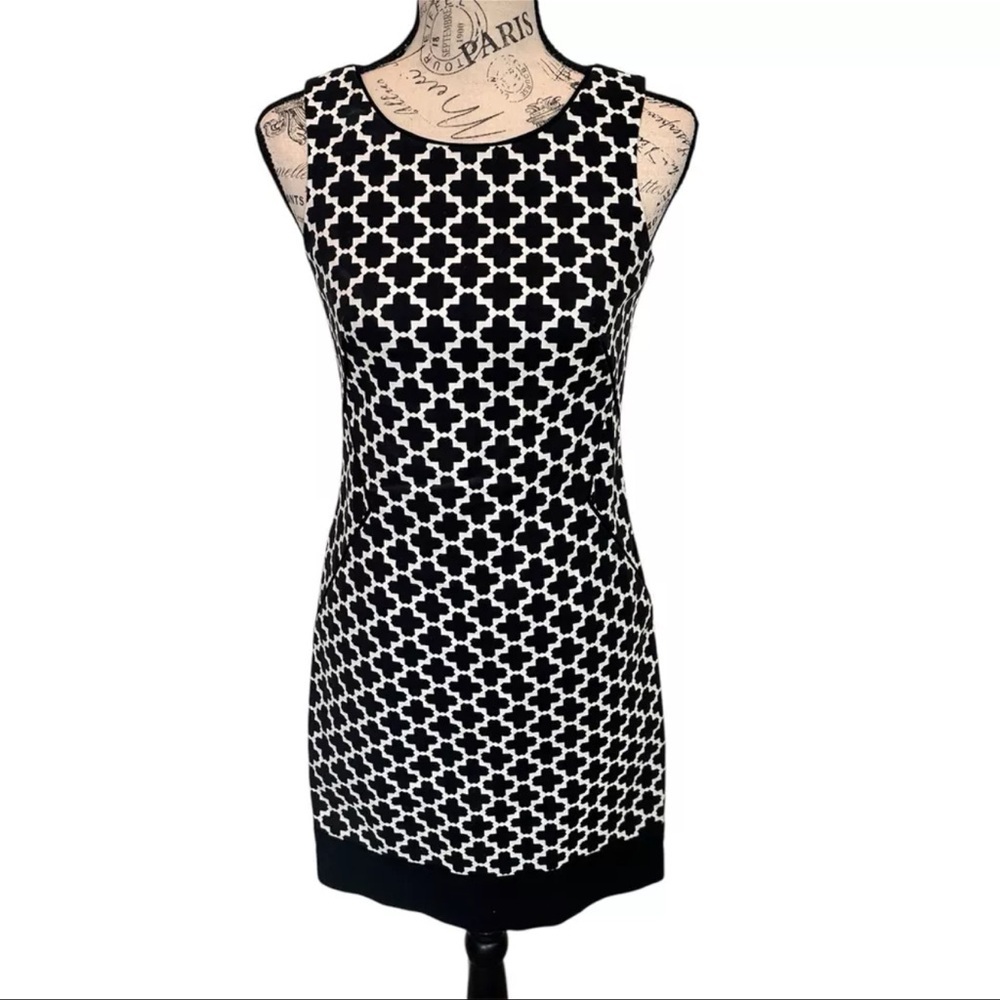 WHBM White house Black Market dress Size 00 shift sleeveless classic black white